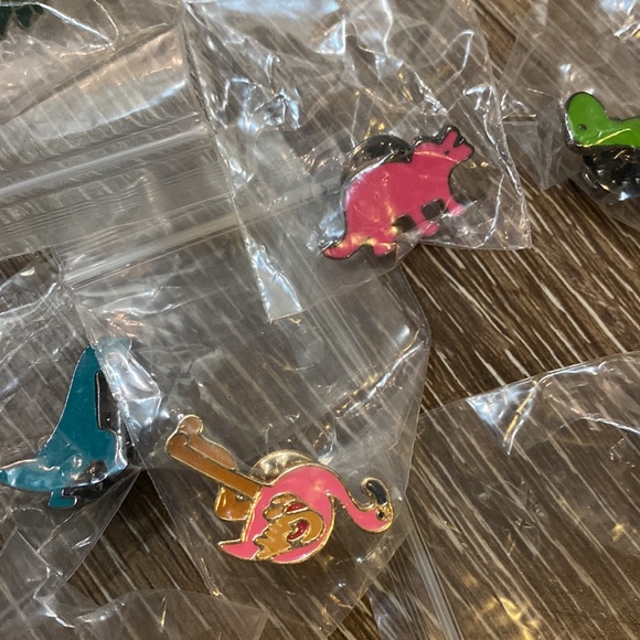 Set of 12 pins - Picture 3 of 5